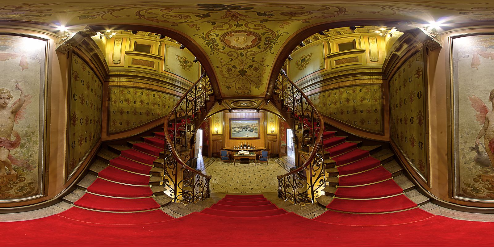 Une de nos captations 360 : un escalier d'honneur, dépliée à plat en projection équirectangulaire