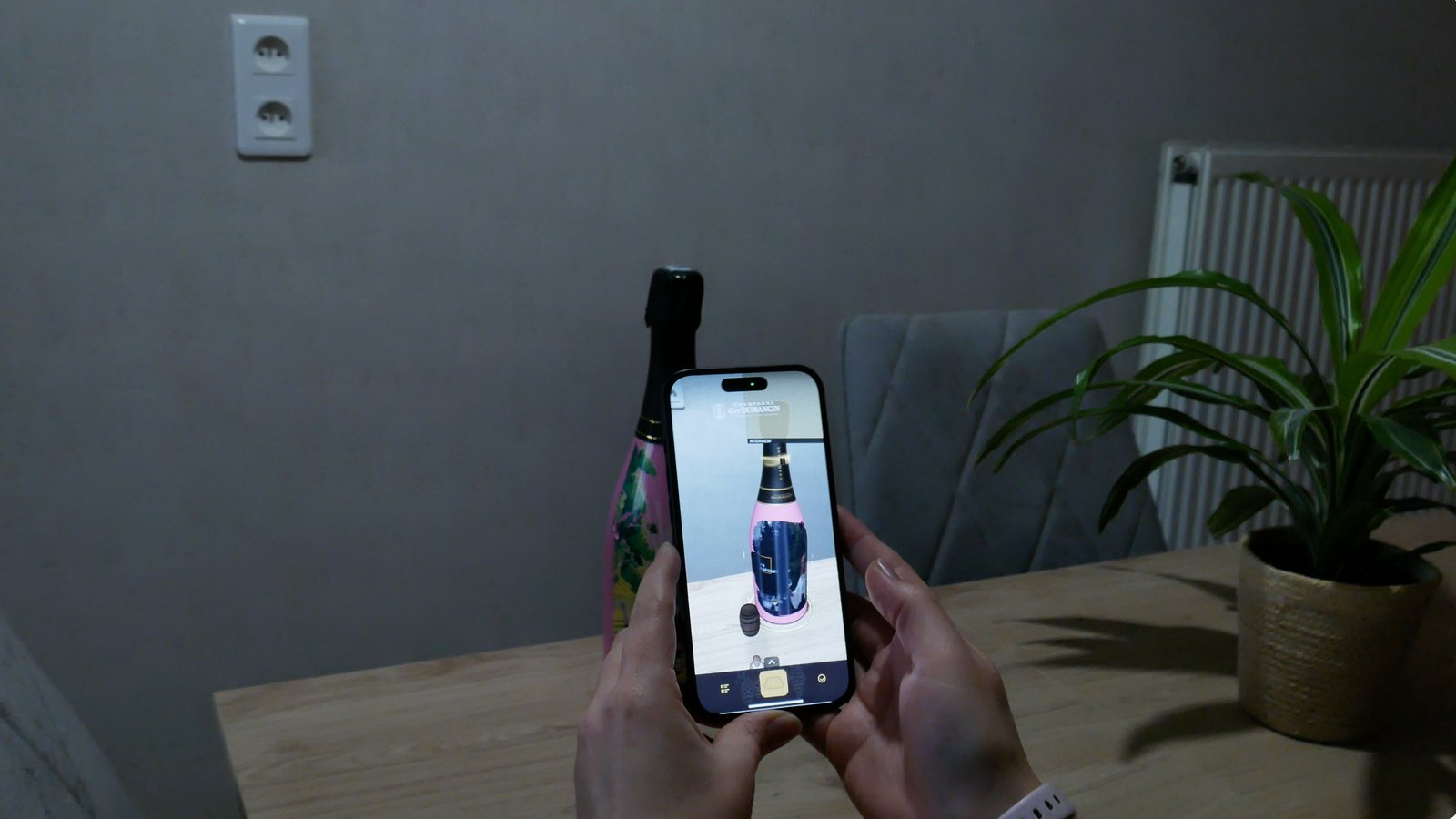 L'application en main : le sleeve reconnu, la vidéo ancrée sur la bouteille.